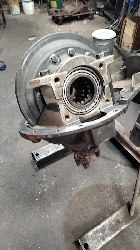 Conjunto mecânico de caminhão desmontado sobre suporte