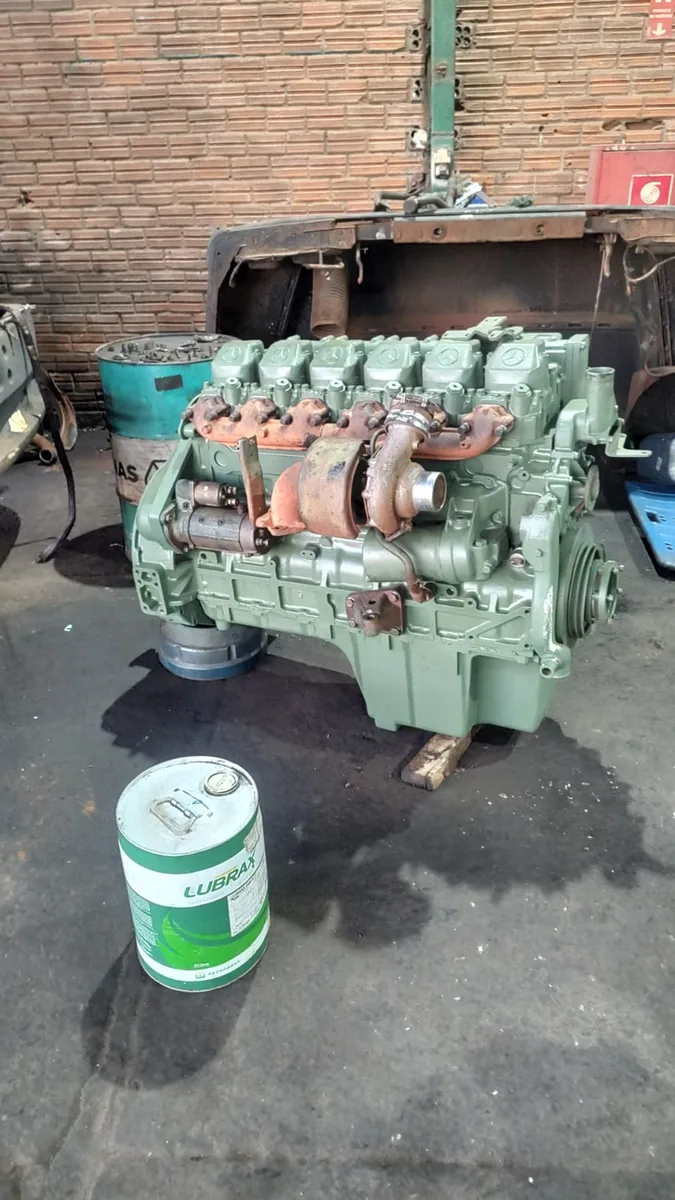 Motor diesel verde com turbina dentro da oficina